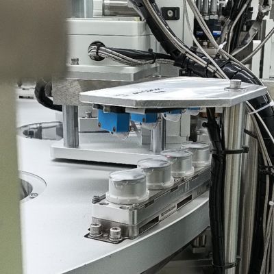 سعر جيد آلة تصفية غطاء التسريب التي يمكن أن تنتج سطح لحام مسطح من غطاء التسريب اليورو غطاء الانترنت