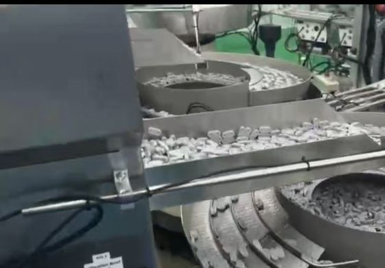 سعر جيد آلة تجميع الغطاء الأوتوماتيكي بالكامل للكيسات والزجاجات الانترنت
