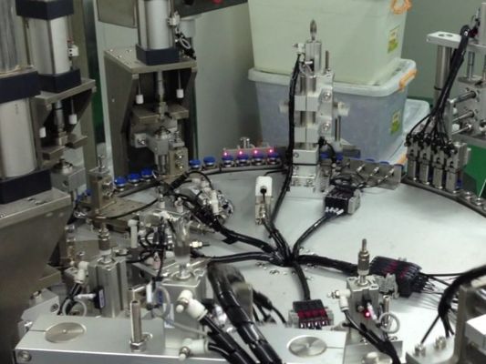 سعر جيد آلة تجميع المنتجات الطبية المتوافقة مع ISO و GMP لقبعات التسريب غير PVC ومنافذ الحقن الانترنت