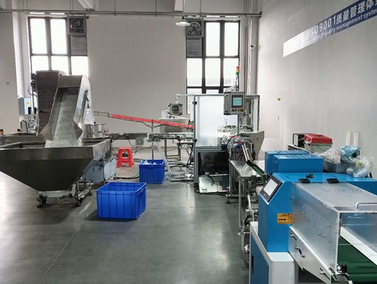 Screwing machine and packing machine are connected together for the production whole line