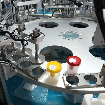 آلة تجميع كؤوس البول على غرار الطاولة المفتوحة مع أداء مستقر وتكاليف صيانة منخفضة لتجميع المنتجات الطبية