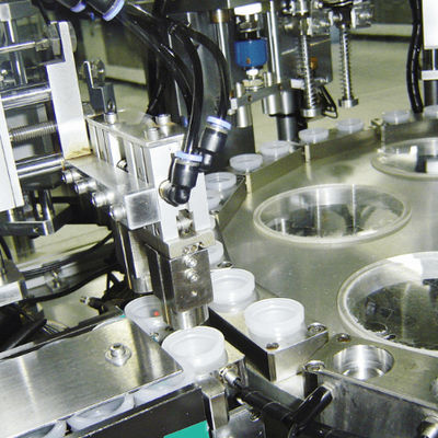 سعر جيد High Efficiency Euro Cap Assembly Machine with 99% Qualified Rate 95% Operation Rate and Adjustable Speed الانترنت